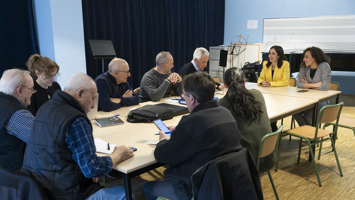 Les autoritats amb el consell de la gent gran.