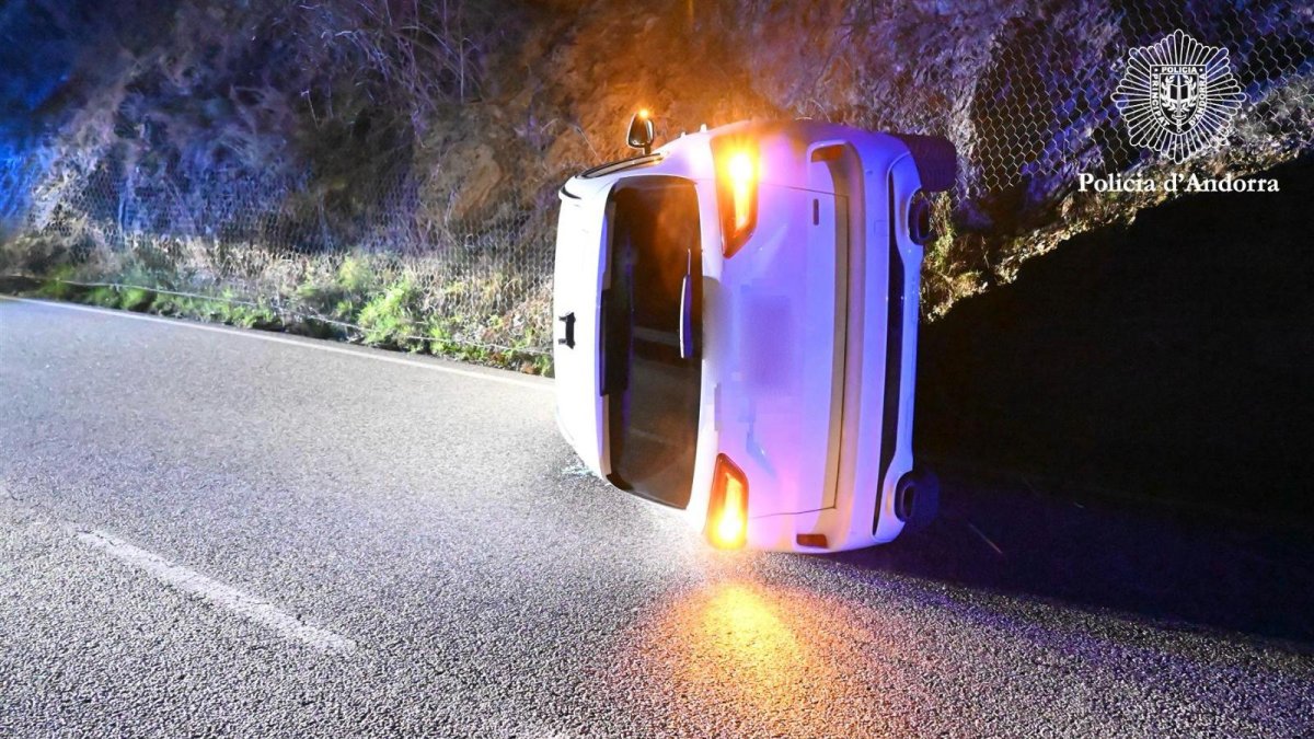 El cotxe bolcat a la carretera de Nagol