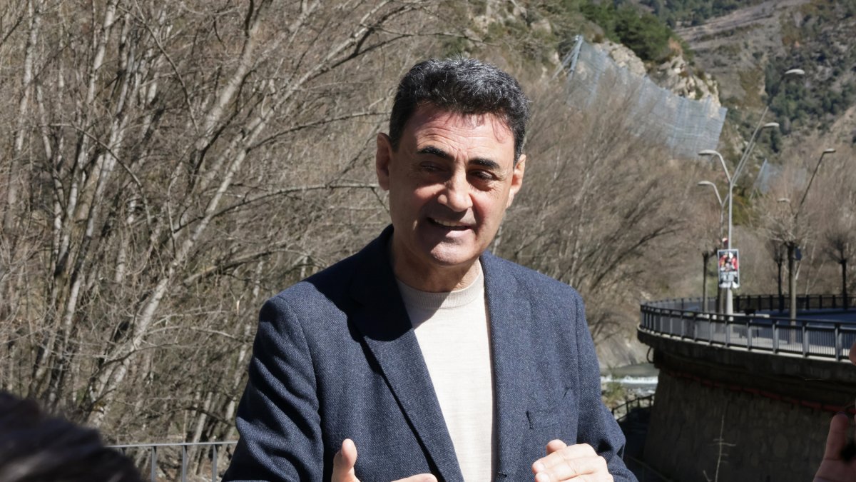 El ministre de Territori i Urbanisme, Raül Ferré, durant la visita a les obres del túnel de Rocafort