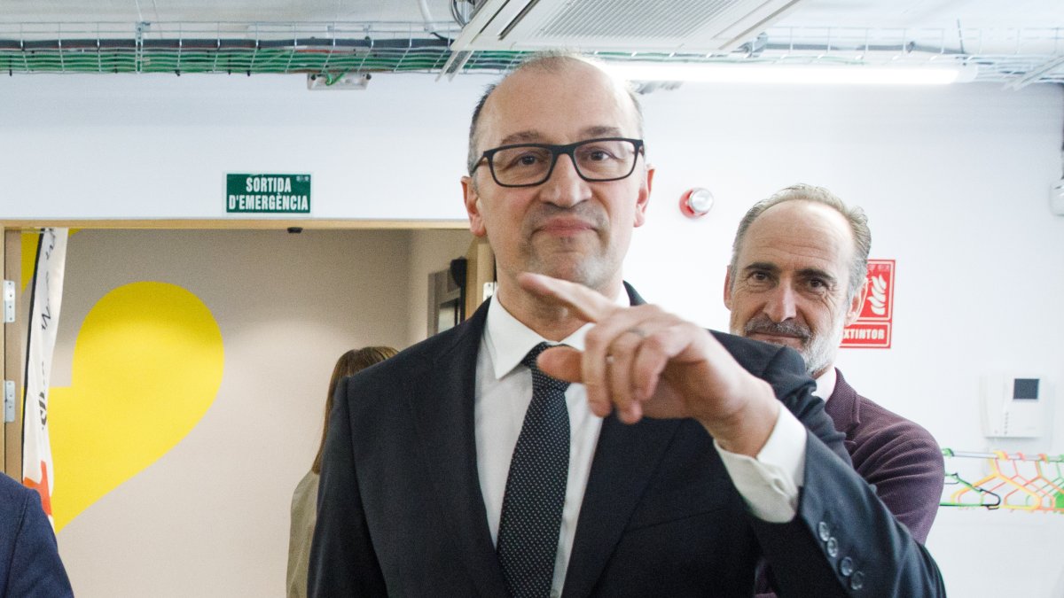 Pol i Fraissinet en l’obertura del centre de dia de la Creu Roja, ahir.