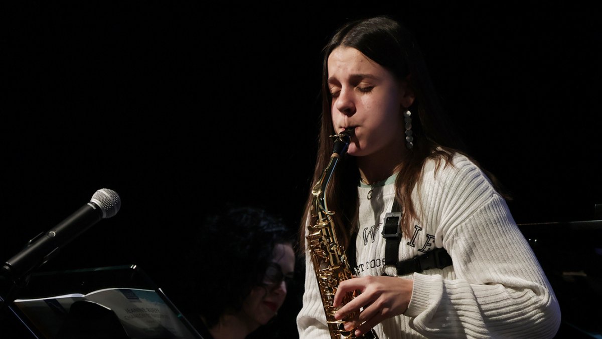 Una alumna de saxo interpreta un tema durant la roda de premsa de presentació del festival