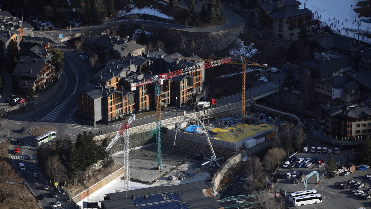 Edificis en construcció a la zona del Tarter, a Canillo