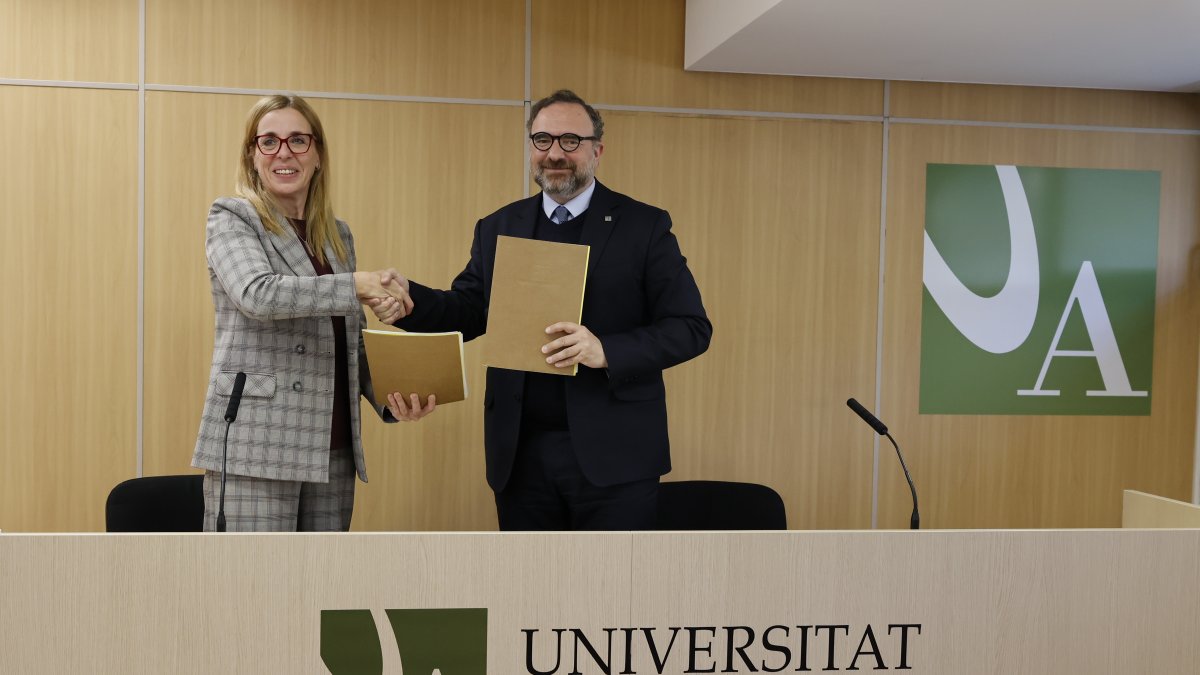 Àngels Fitó i Juli Minoves durant la signatura del nou conveni