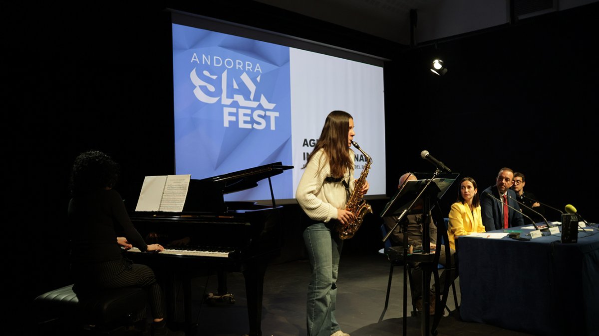Una alumna de saxo interpretant un tema.