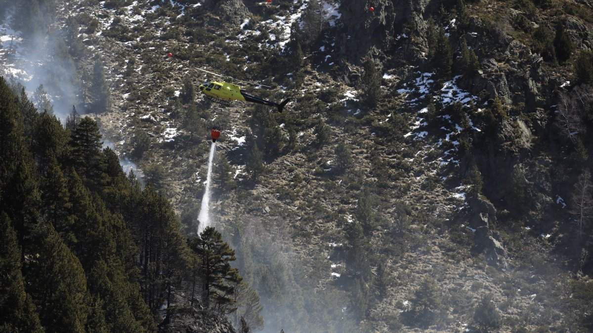 L’helicòpter en l’incendi al pont tibetà.