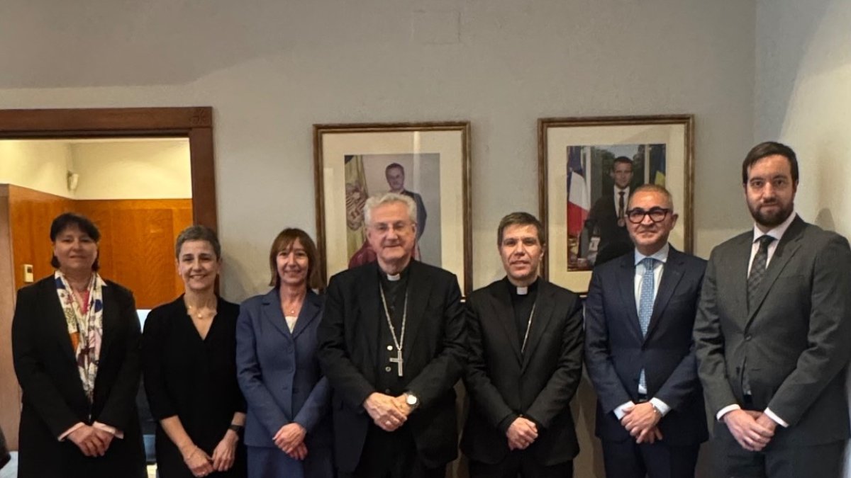 El copríncep episcopal i el bisbe coadjutor durant la seva visita a l'ambaixada a Madrid.