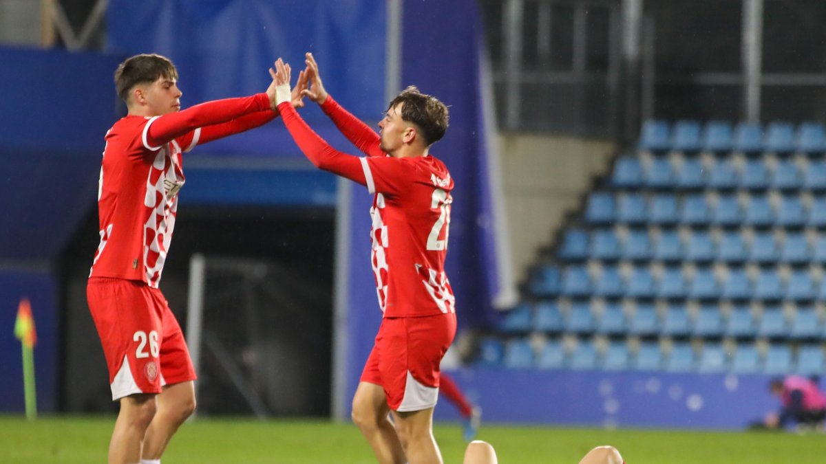 Jugadors del Girona B celebrant la classificació i Bilal es lamenta.
