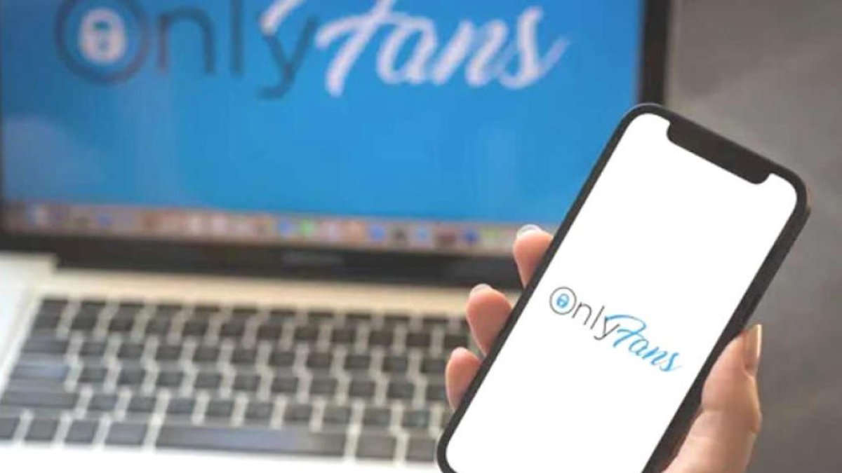 Un ordinador i un telèfon mòbil amb OnlyFans.