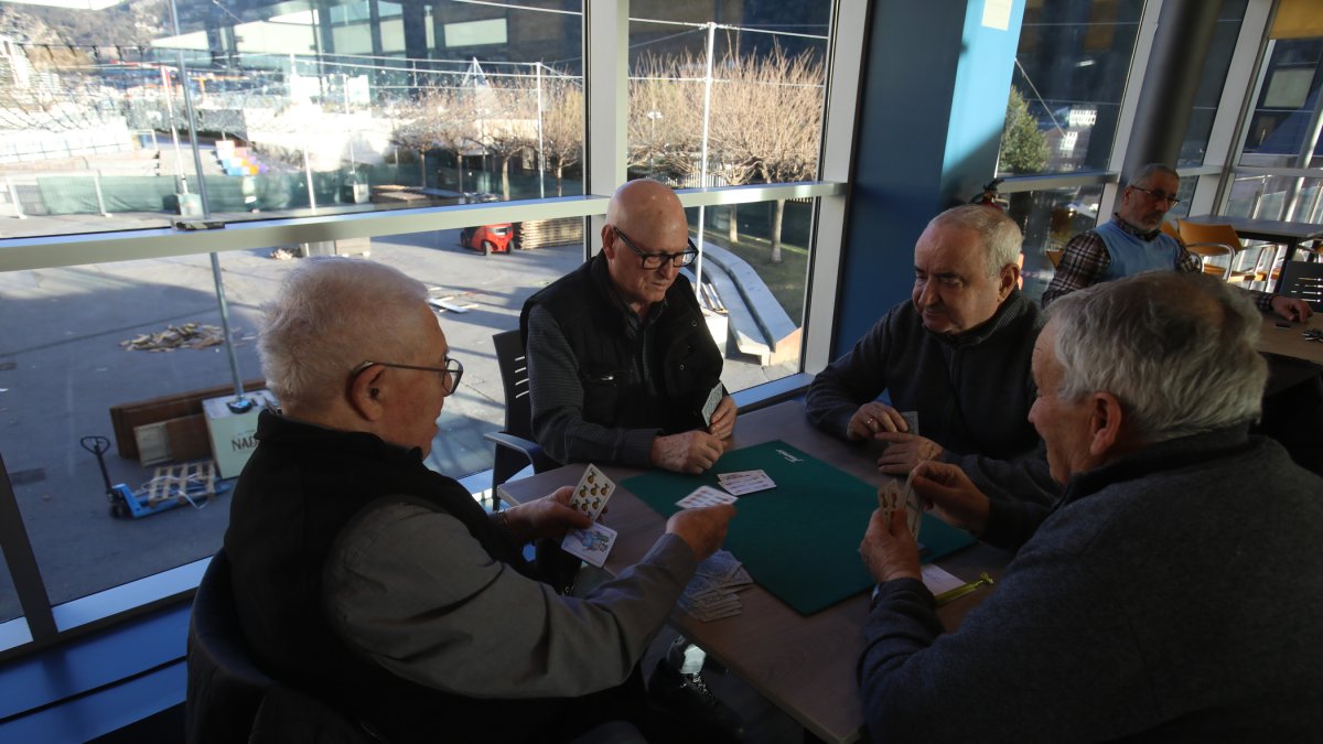 Padrins jugant abans del trasllat de la casa Pairal a la Llacuna.