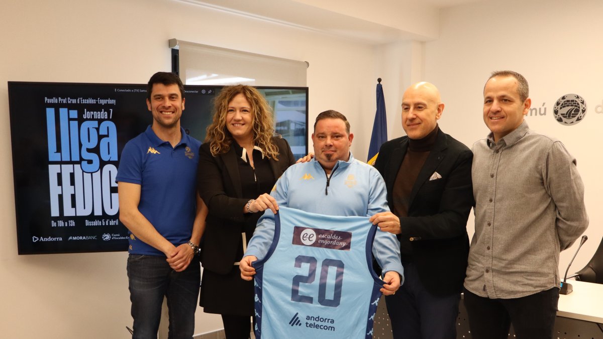 L'entrenador de l'equip de capacitats especials, Joaquim Pujol; la consellera, Laura López; el jugador Jose Luís Rozas; el cònsol menor, Quim Dolsa;i  el director del bàsquet formatiu, David Eudal.