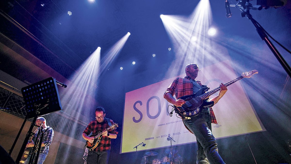 Un grup de música tocant al festival Sona9.
