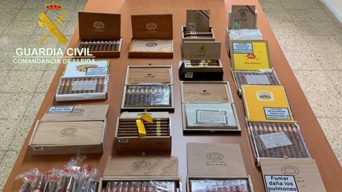 Els més de dos centenars de puros comissats per la guàrdia civil a un viatger que sortia d'Andorra