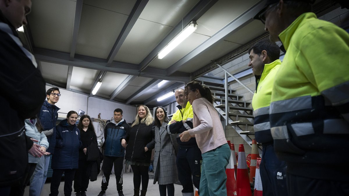 Els joves del projecte 'Fent Camí' en una de les xerrades per conèixer els oficis del comú d'Andorra la Vella