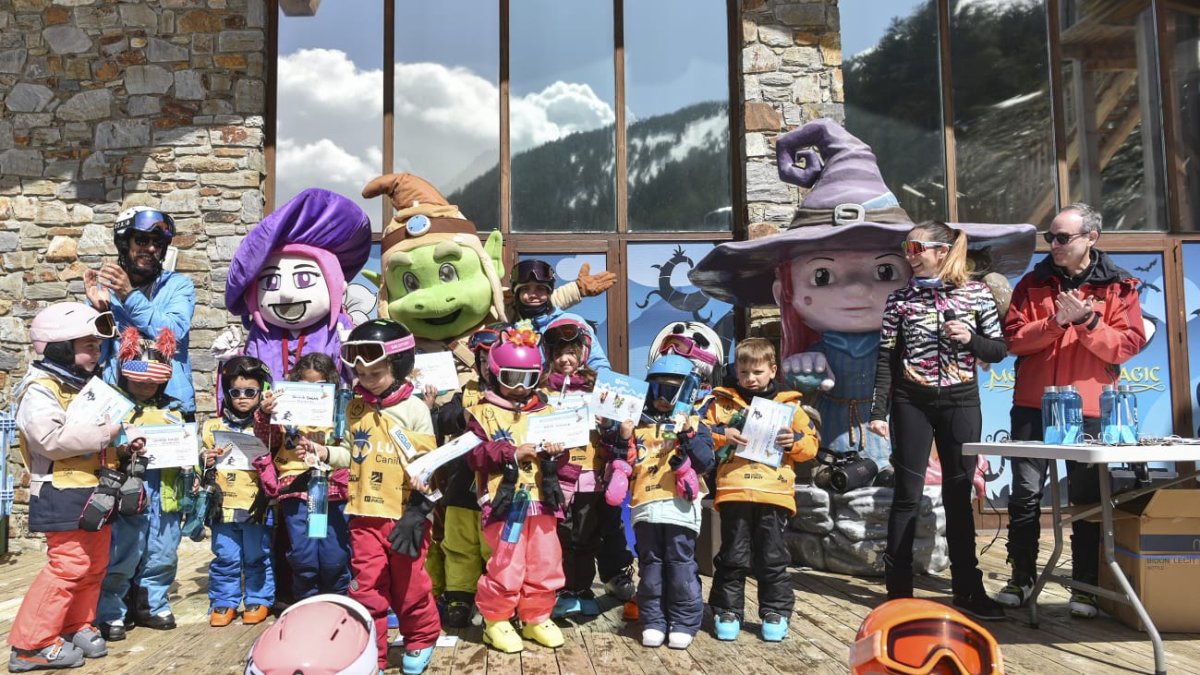 Els infants de Canillo reben el diploma de participació