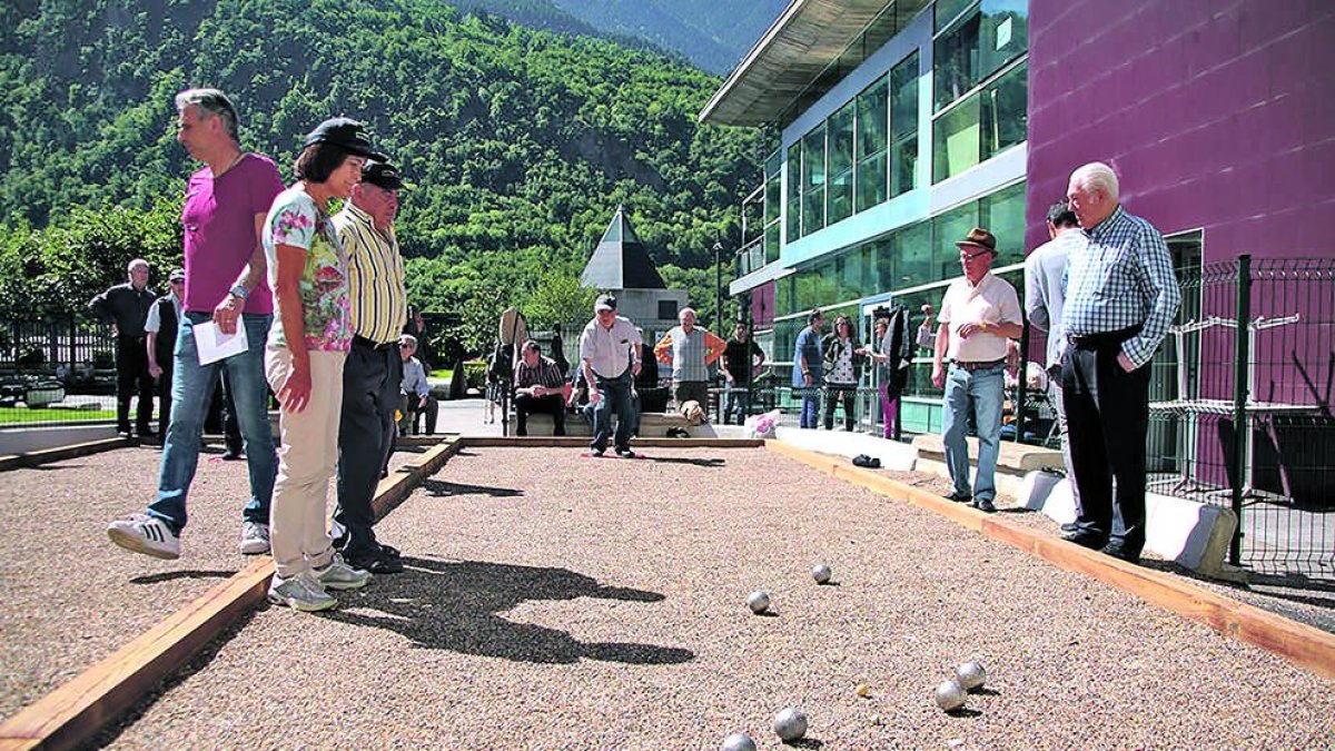 Gent gran jugant a la petanca.