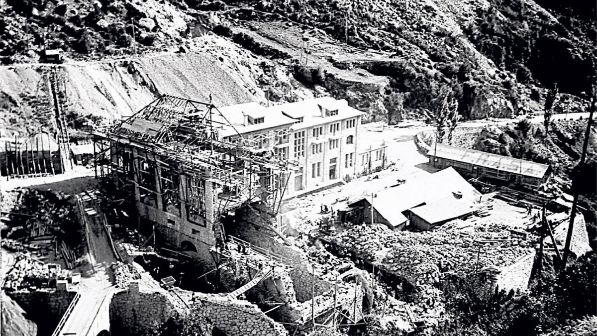 La central de FHASA en construcció (1933).