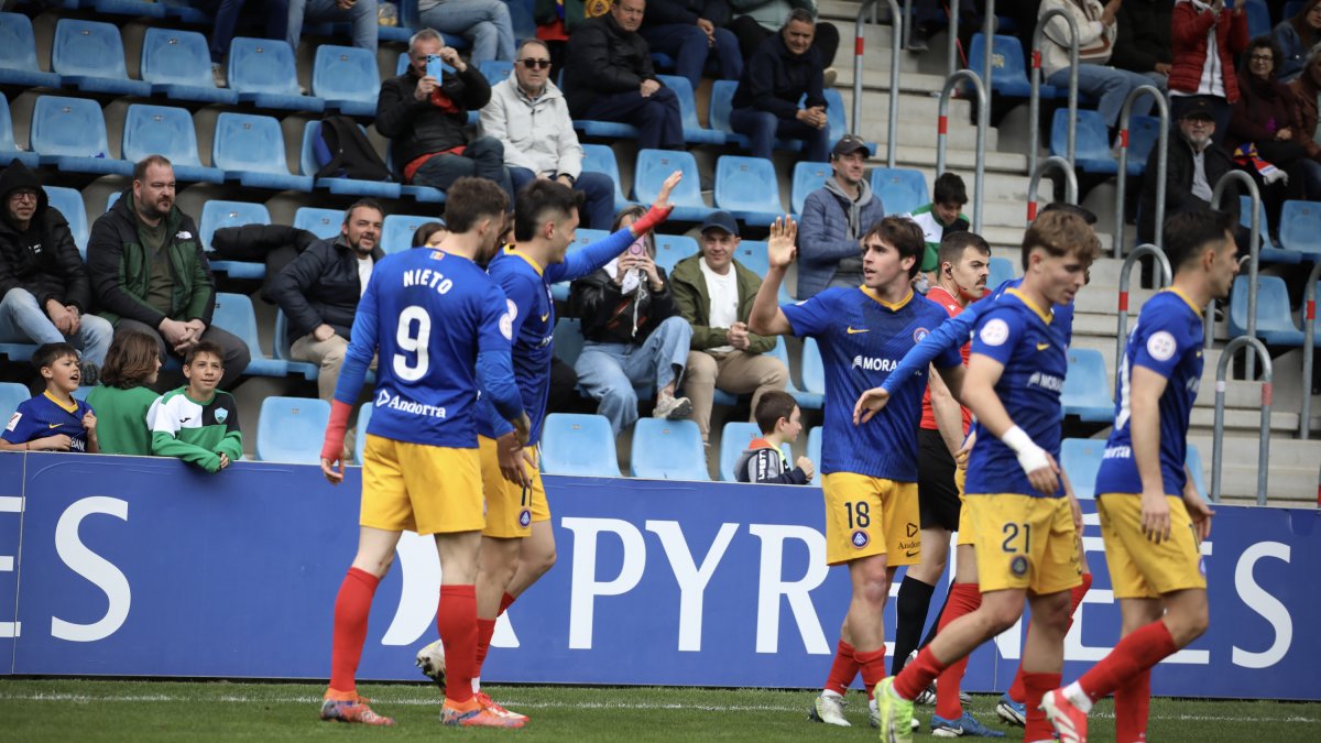 Els jugadors de l'FC Andorra celebrant el gol