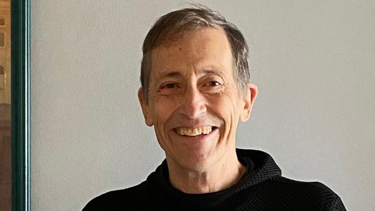 José Luís Llorente, amb el llibre.