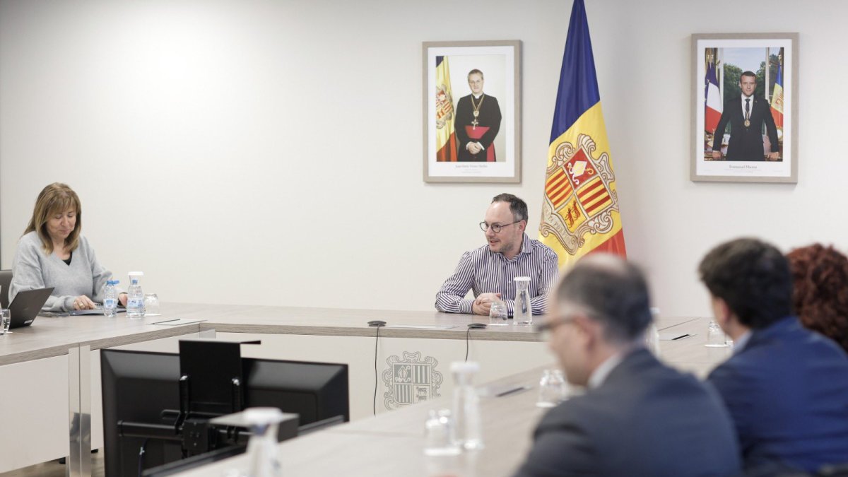 Espot i representants de l’entitat.