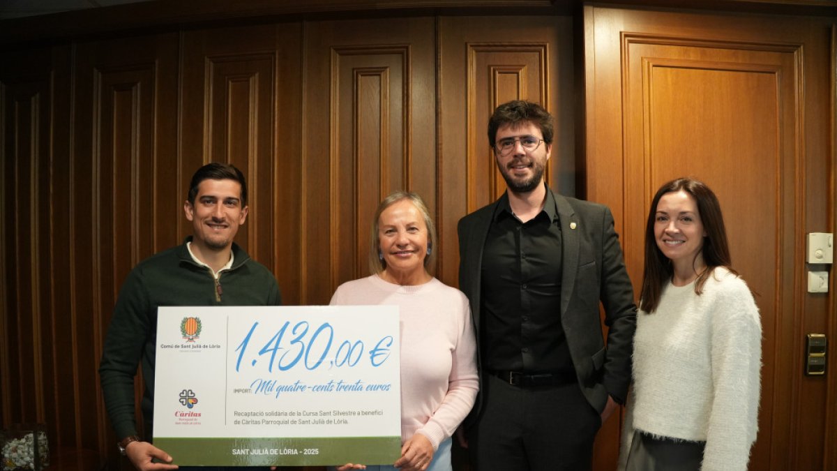 Els cònsols de Sant Julià de Lòria, Cerni Cairat i Sofia Cortesao, acompanyats pel conseller d'Esports, Marc Ferré, fan donació del xec a la representant de Càritas parroquial, Paqui Barbero.