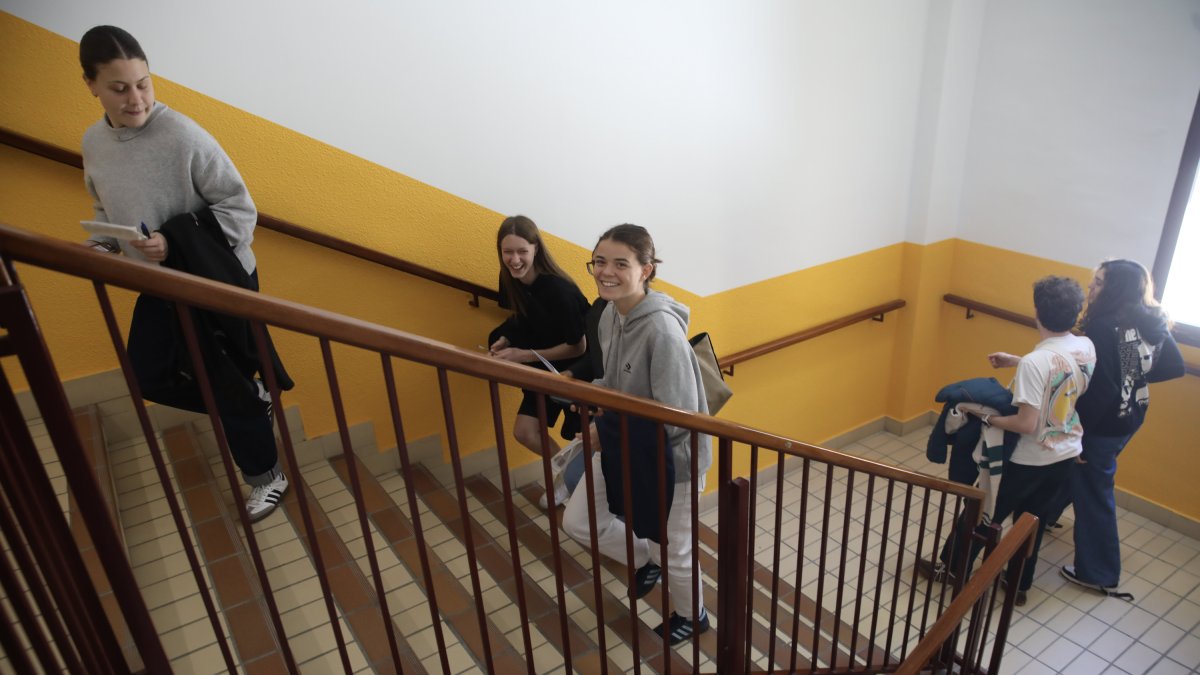 Els alumnes de batxillerat abans de l'inici de les proves d'avui