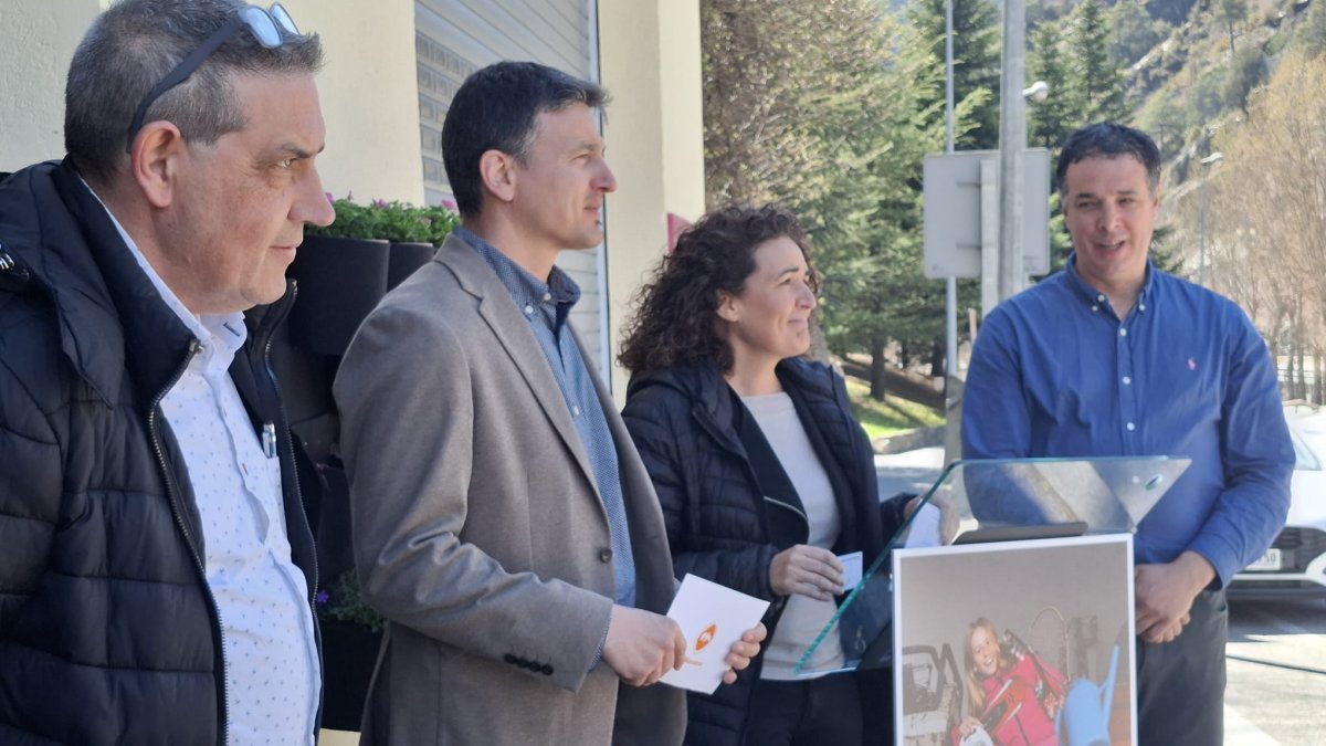 Josep Gómez, gerent de Pirinenca de Serveis; Roger Fité, cònsol menor de La Massana; Vanessa Carrascosa, directora del Departament d'Higiene; i Eduard Betriu, cònsol menor d'Ordino; en la presentació.
