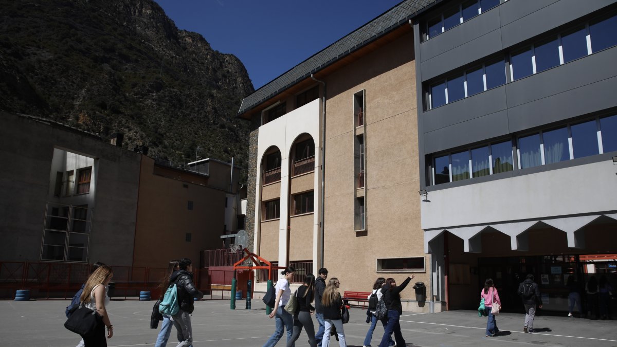 Alumnes entrant a l'escola francesa de Sant Julià per fer les proves