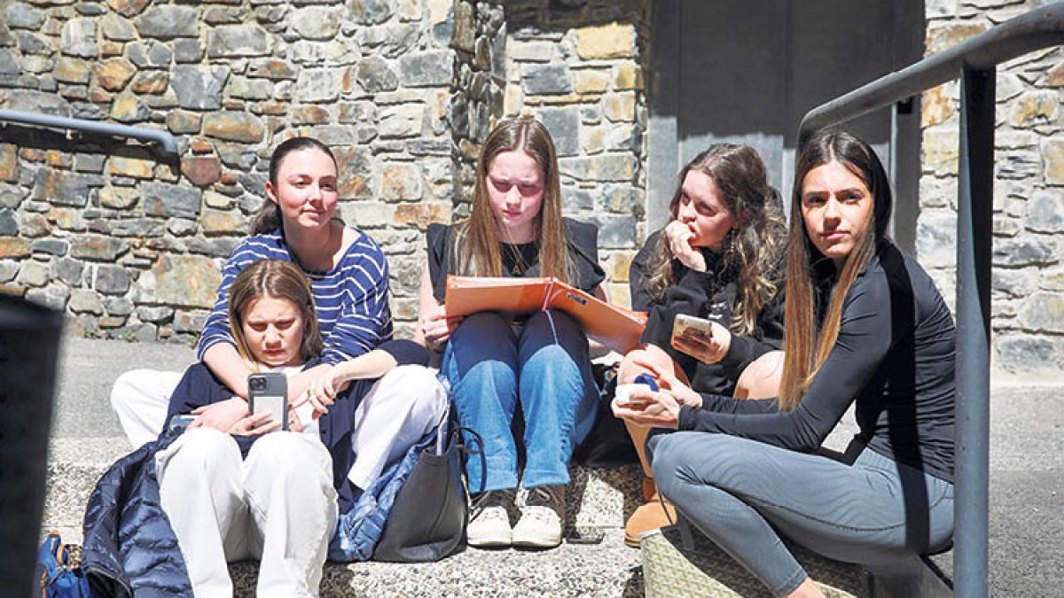 Cinc estudiants abans de l’inici dels exàmens d’ahir.