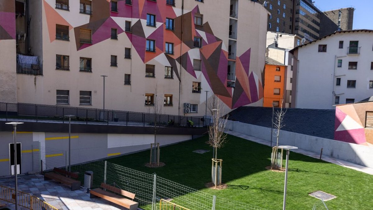 La nova plaça de l'església on s'està instal·lant el mural