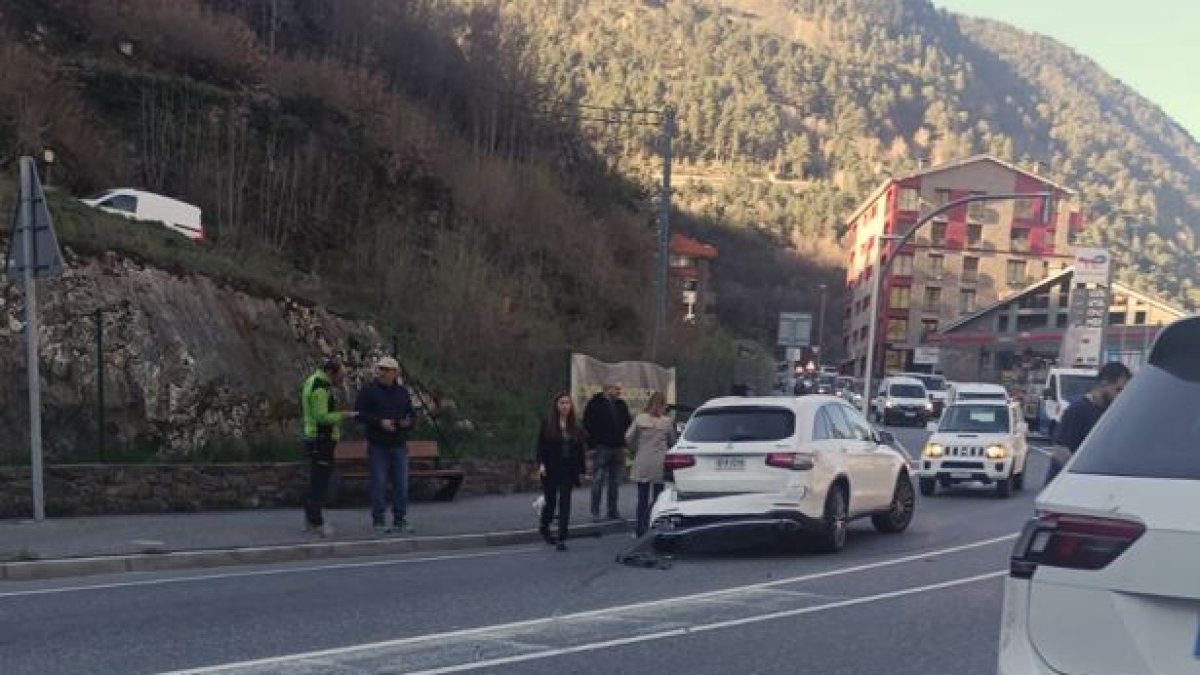 El vehicle accidentat a la pujada cap a la rotonda d'Engolasters