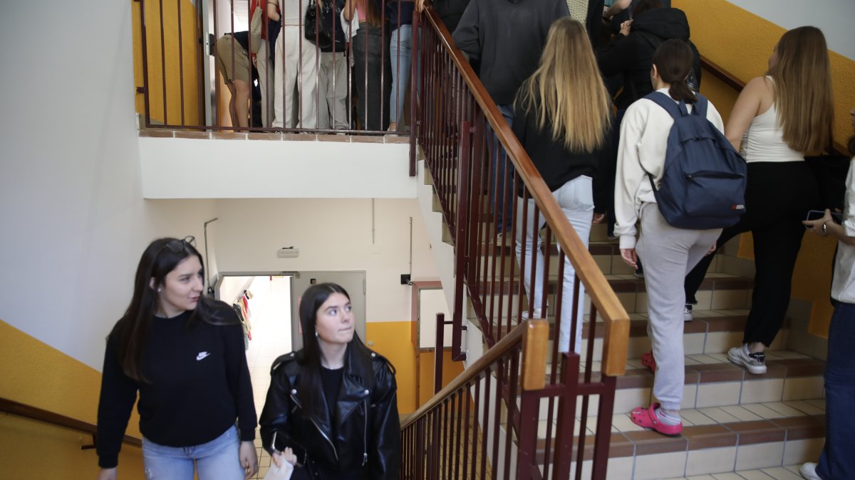 Alumnes de batxillerat abans de començar els exàmens de la POB d'aquest any.