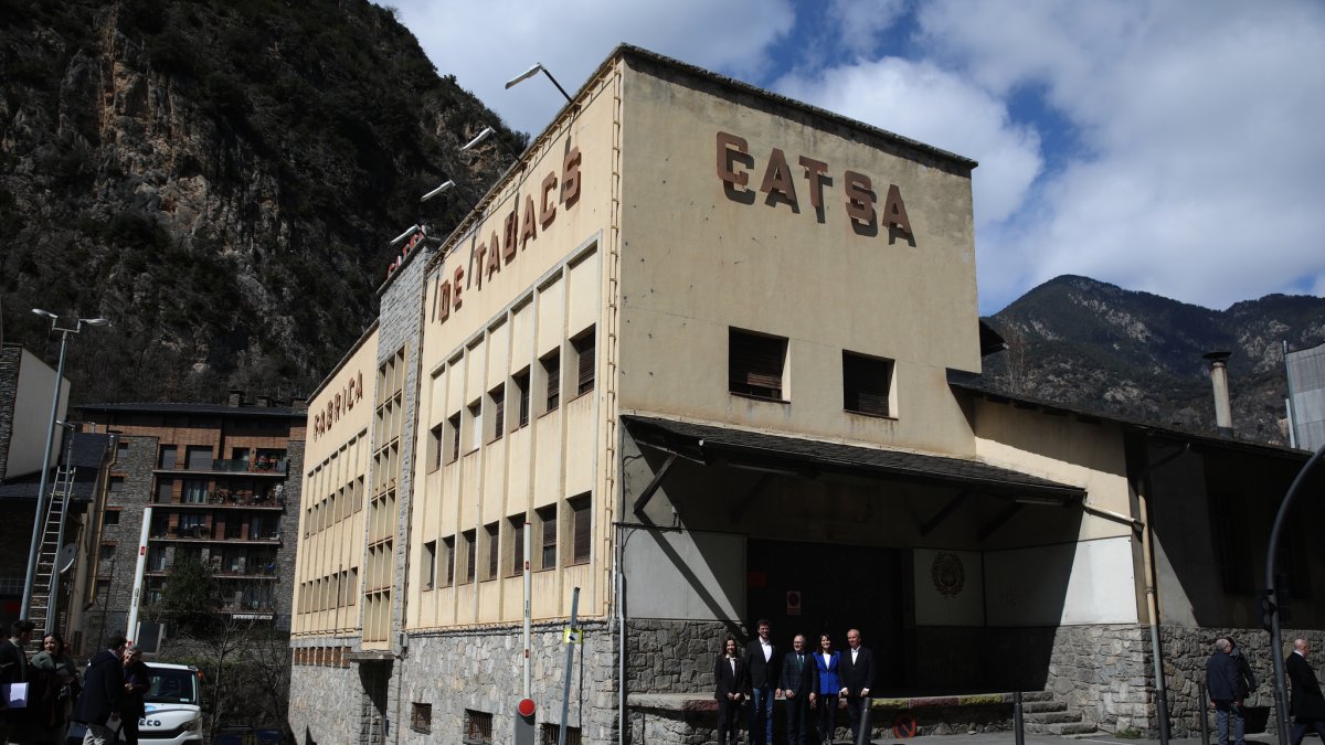 El cap de Govern, Xavier Espot, i la ministra de Cultura, Mònica Bonell, amb els cònsols de Sant Julià i Christian Pérez, propietari de la fàbrica, el dia de la compra.
