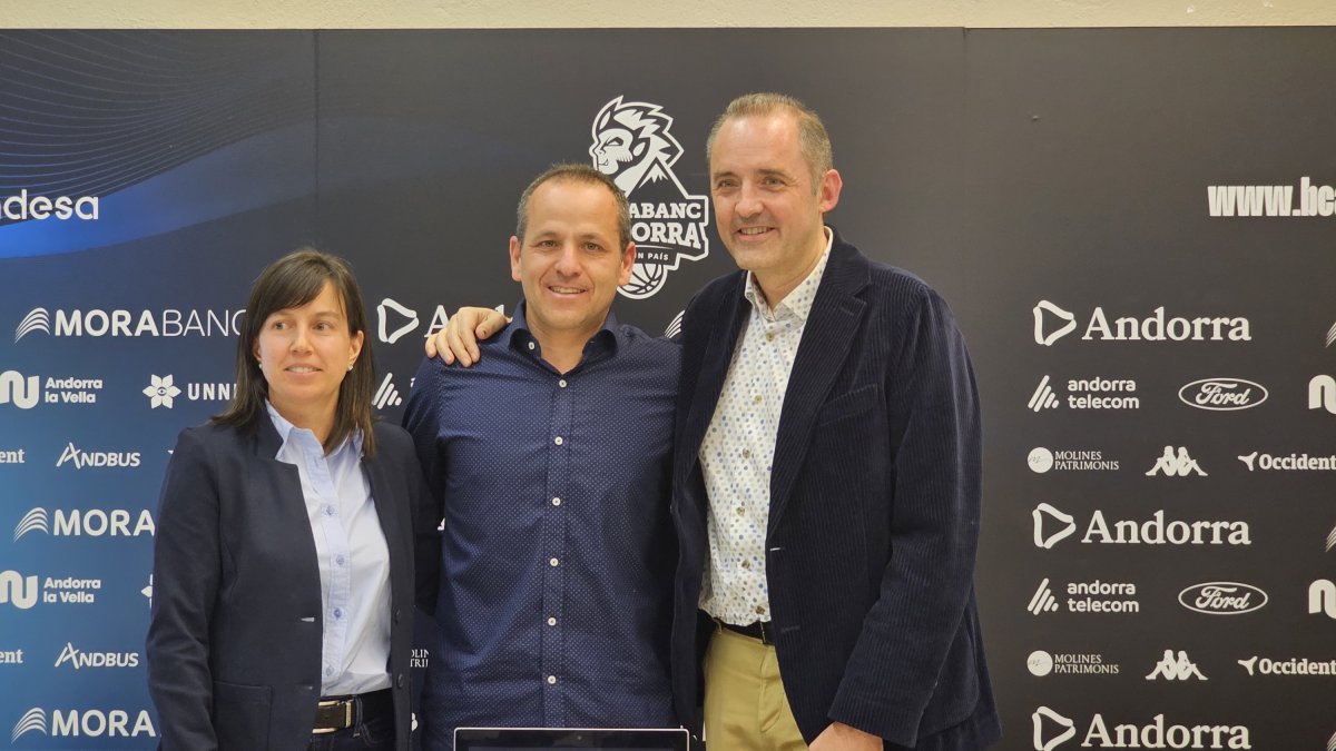 La coordinadora de l'àrea infantojuvenil de Salut Mental del SAAS, Maria Giró; el director del bàsquet formatiu del MoraBanc Andorra, David Eudal; i el director general d'Andorra Telecom, Jordi Nadal.