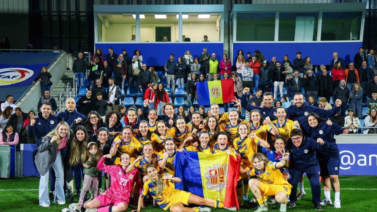 La selecció femenina celebrant la victòria contra Xipre.