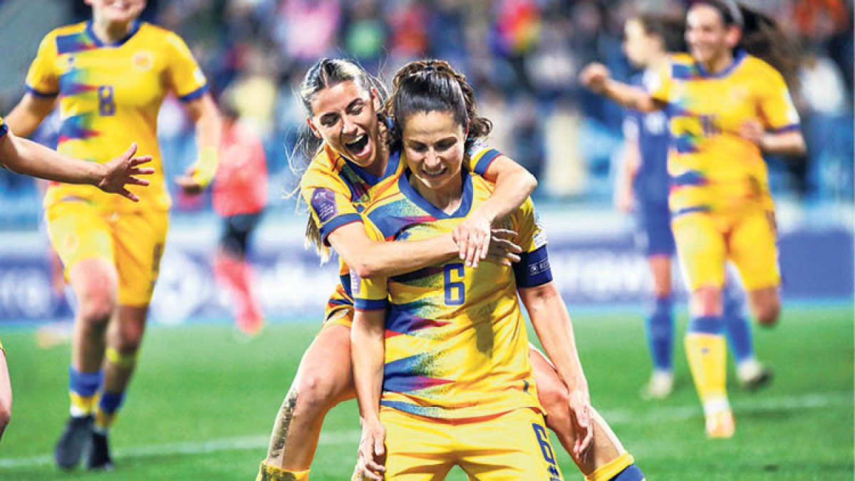 Tere Morató celebrant un dels gols, abraçada per darrere per Ari Gonçalves, ahir al Nacional.