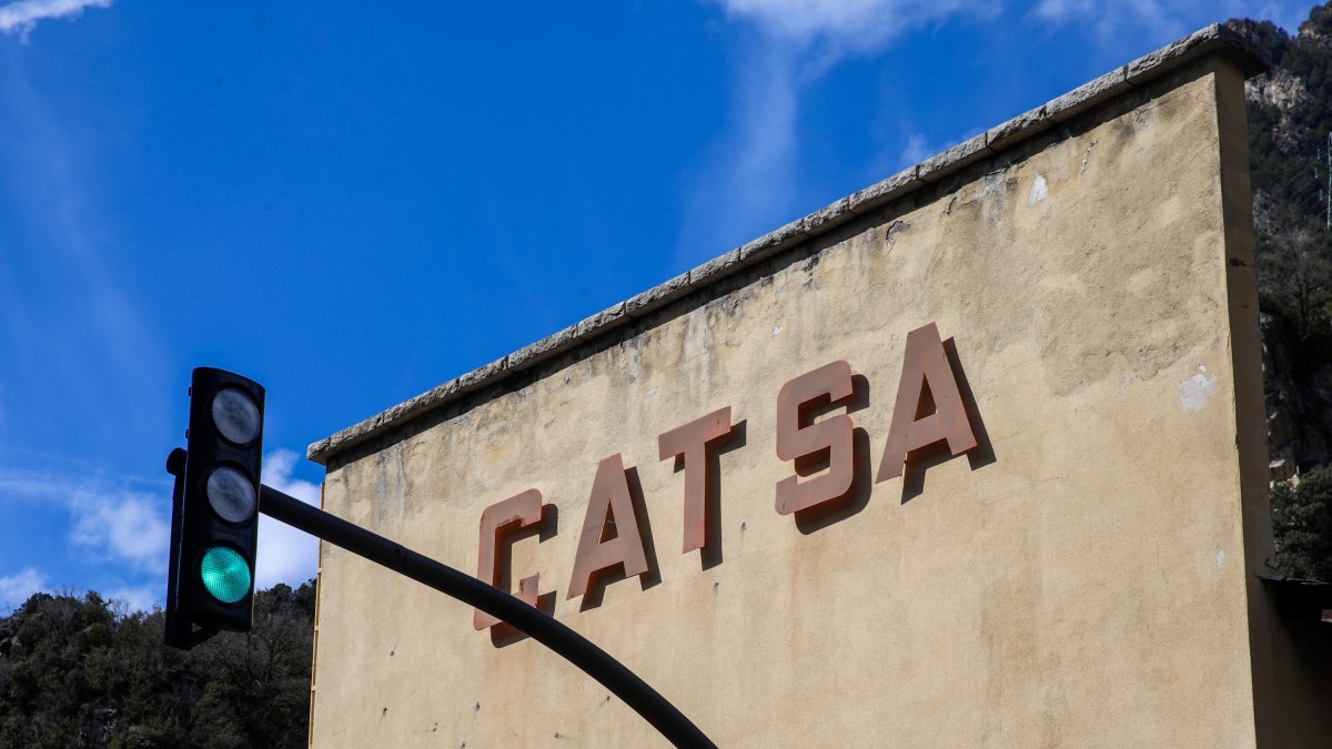 La façana de la fàbrica laurediana.
