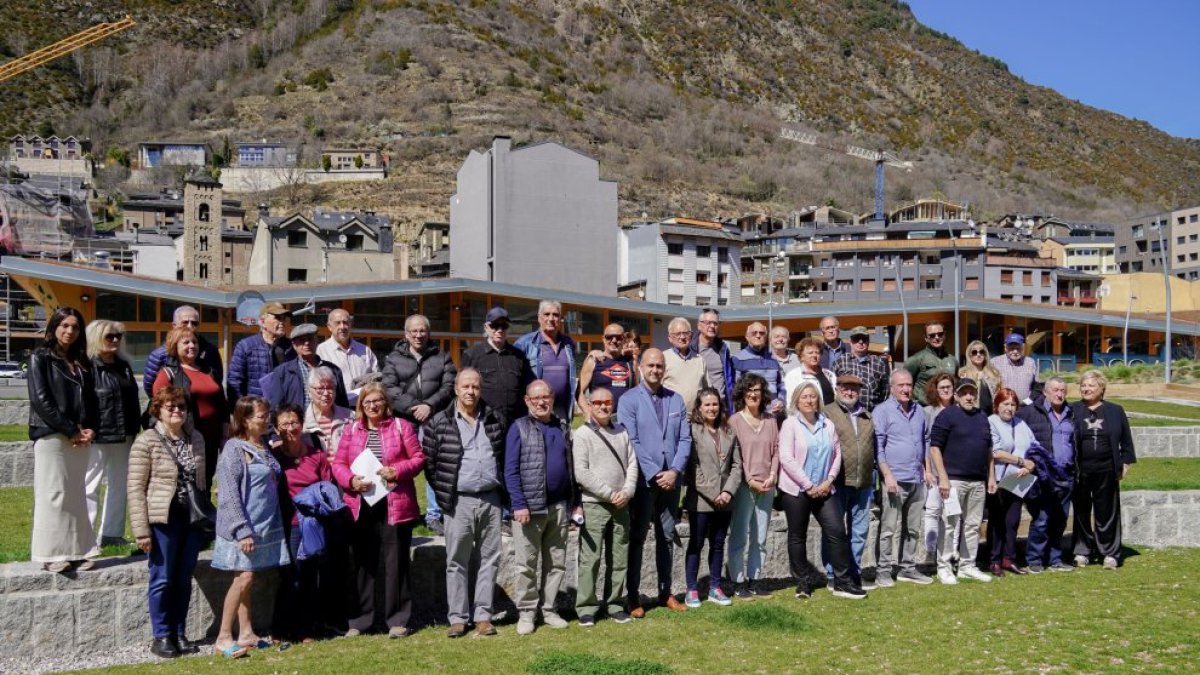 Els hortalans participants en el projecte amb les autoritats del comú d'Encamp en l'acte d'entrega de claus.
