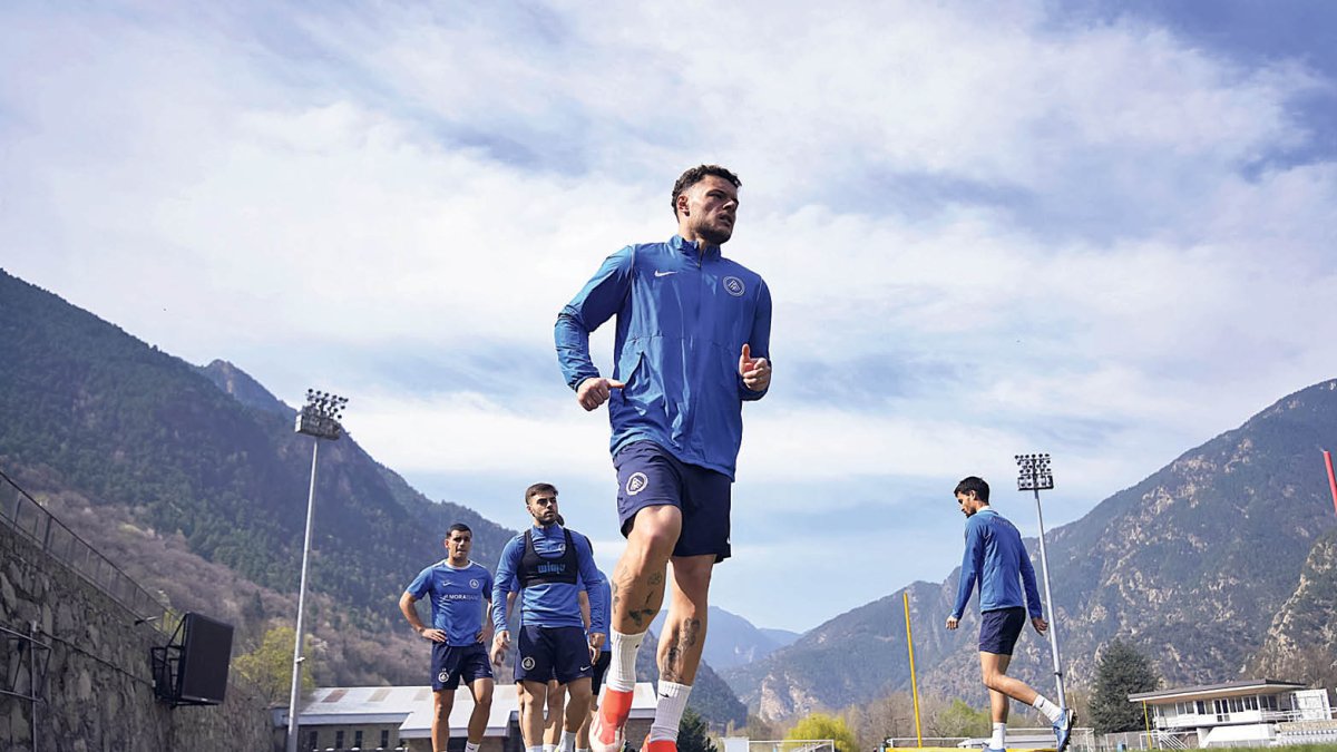 El central de l’FC Andorra Diego Alende, en un entrenament al Comunal.
