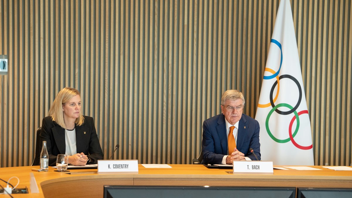 La futura presidenta del COI, Kirsty Coventry, i l’actual president, Thomas Bach.