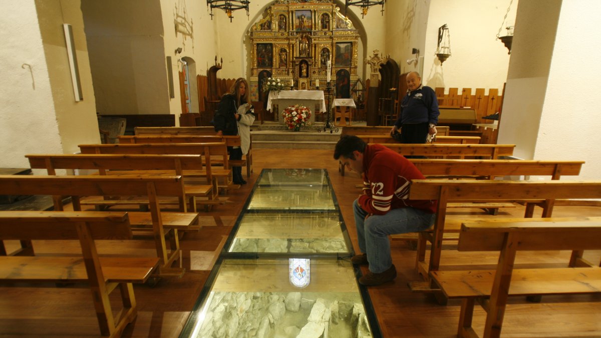 Les restes arqueològiques de Sant Serni contemplades per mossèn Ramon i dos assistents.