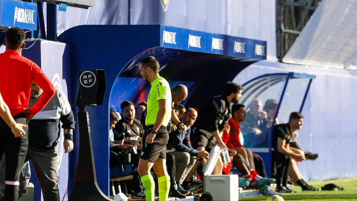 Un àrbitre revisant el VAR a l’Estadi Nacional.