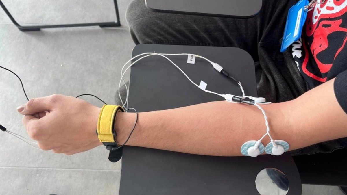 Una teràpia experimental d’estimulació elèctrica perifèrica pot reduir el tremolor dels pacients amb Parkinson.