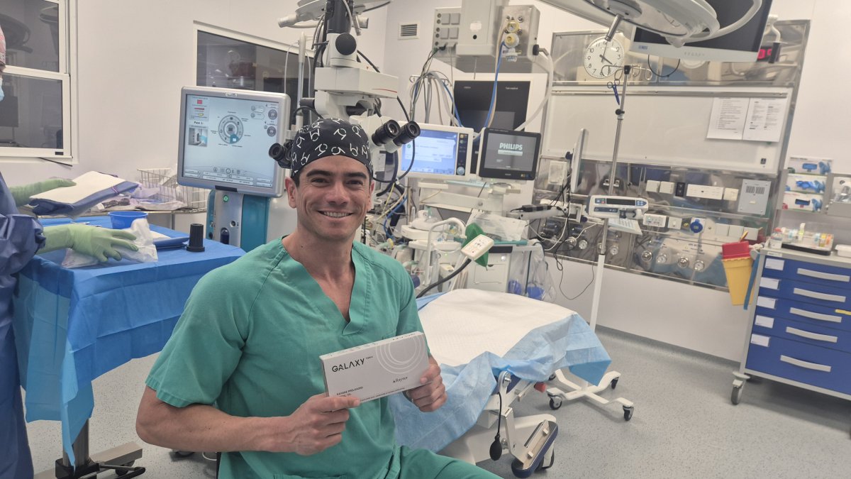 El doctor Barrios el dia de la intervenció amb la lent intraocular IA.