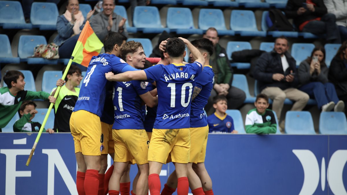 Els tricolors celebren el gol del triomf contra el Tarassona.