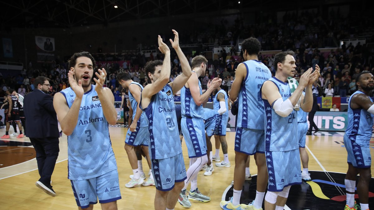 Els jugadors del MoraBanc celebren la victòria.
