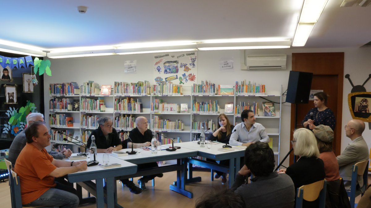 Autors i editors van compartir taula rodona.