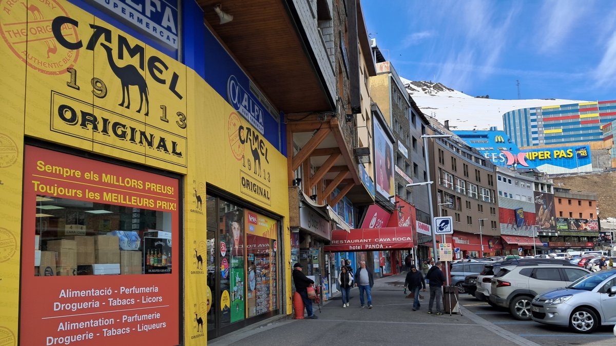 Cartrons de tabac als supermercats del Pas de la Casa.