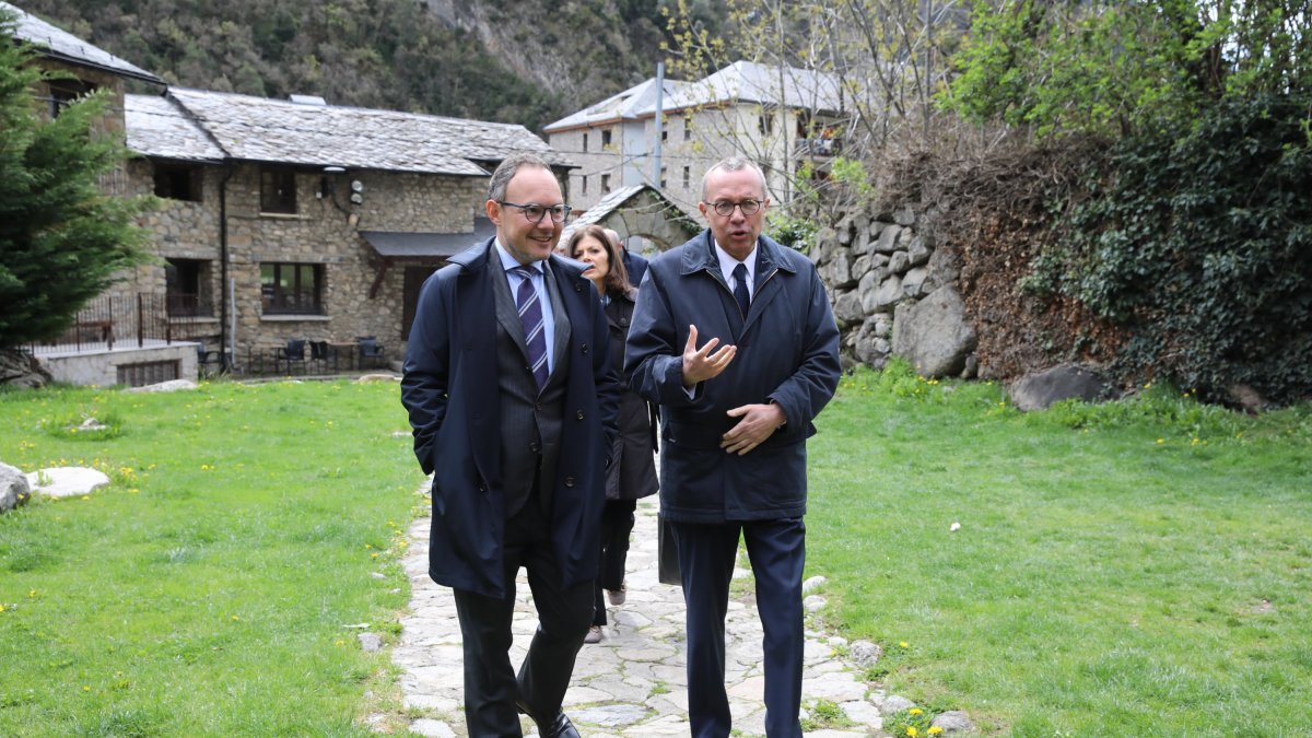 Xavier Espot i el prefecte de la Regió d'Occitània, Piere-André Durand, durant la reunió