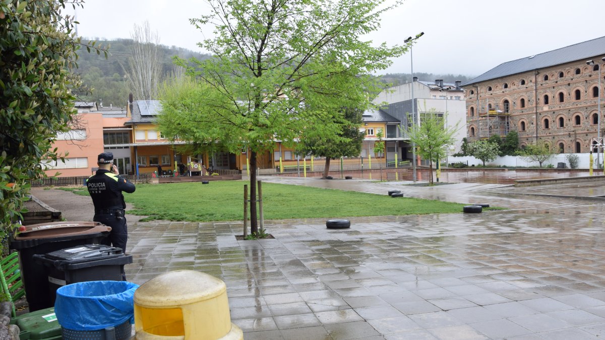Un policia municipal de la Seu a la porta de l'escola Pau Claris aquest matí