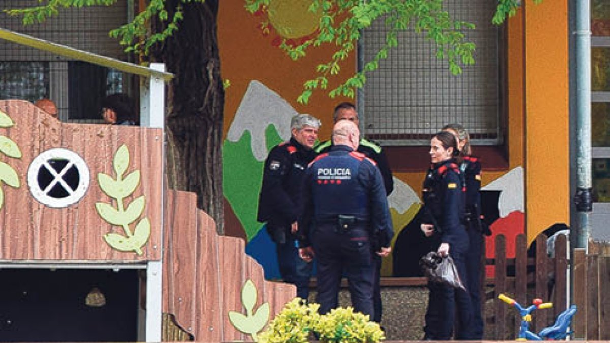 Agents dels mossos a l’exterior del col·legi.